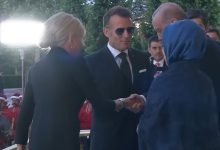 Fransa Cumhurbaşkanı Emmanuel Macron, Emine Erdoğan’ın elini öpmek istedi ancak Emine Erdoğan bu girişime izin vermedi.