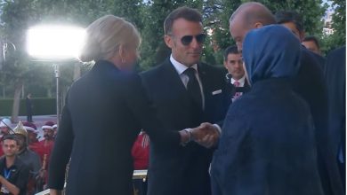 Fransa Cumhurbaşkanı Emmanuel Macron, Emine Erdoğan’ın elini öpmek istedi ancak Emine Erdoğan bu girişime izin vermedi.