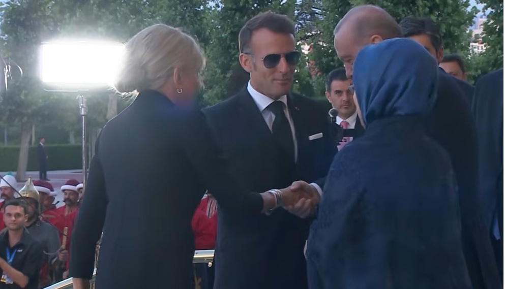 Macron’un el öpme girişimine Emine Erdoğan izin vermedi 1 Fransa Cumhurbaşkanı Emmanuel Macron, Emine Erdoğan’ın elini öpmek istedi ancak Emine Erdoğan bu girişime izin vermedi.