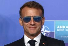 Fransa Cumhurbaşkanı Emmanuel Macron’un kapalı mekanlarda da güneş gözlüğü kullanması sosyal medyada gündem oldu.