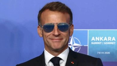 Macron, NATO zirvesinden neden güneş gözlüğü taktı? 1 Fransa Cumhurbaşkanı Emmanuel Macron’un kapalı mekanlarda da güneş gözlüğü kullanması sosyal medyada gündem oldu.