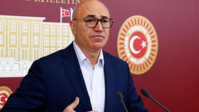 CHP’li Mahmut Tanal Yunanistan sınırından seslendi 1 CHP’li Mahmut Tanal, Yunanistan sınırında oluşan uzun araç kuyruğuna dikkat çekerek, geçişlerde yaşanan bekleyişe tepki gösterdi.