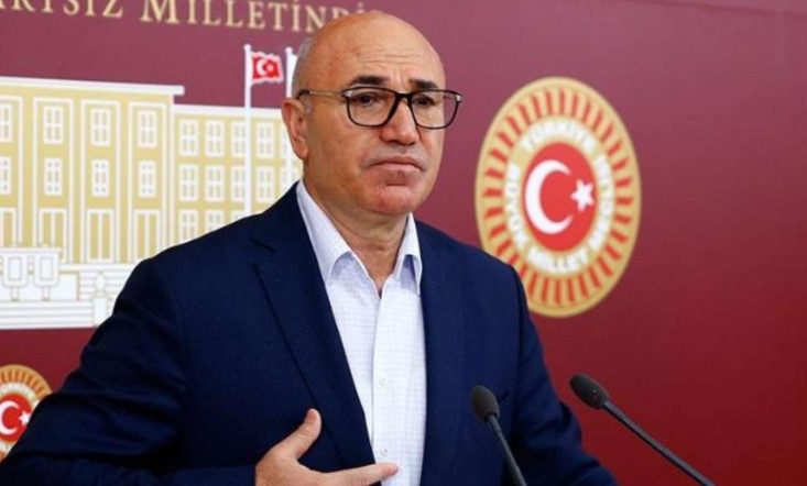CHP’li Mahmut Tanal Yunanistan sınırından seslendi 1 CHP’li Mahmut Tanal, Yunanistan sınırında oluşan uzun araç kuyruğuna dikkat çekerek, geçişlerde yaşanan bekleyişe tepki gösterdi.
