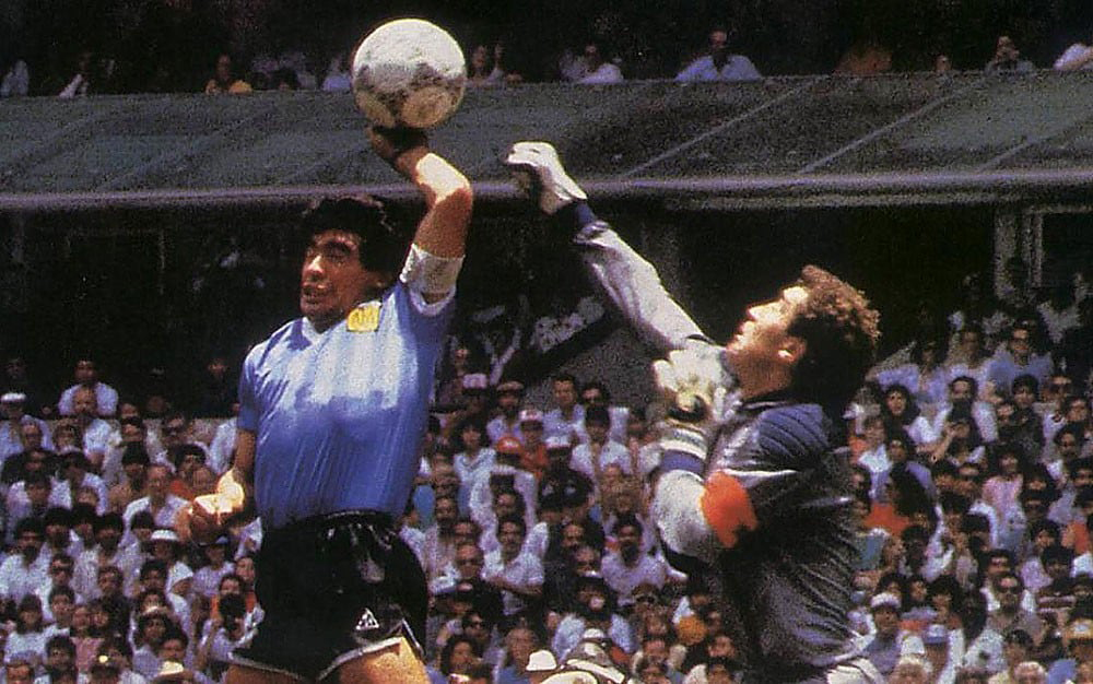 Dünyanın gözü İngiltere-Arjantin maçında 2 1986 Dünya Kupası'nda efsane isim Diego Armando Maradona'nın unutulmaz "hand of god" adı verilen golü İngiltere-Arjantin rekabetini daha da körükledi ve bu golün tartışmaları bugün bile sürmekte