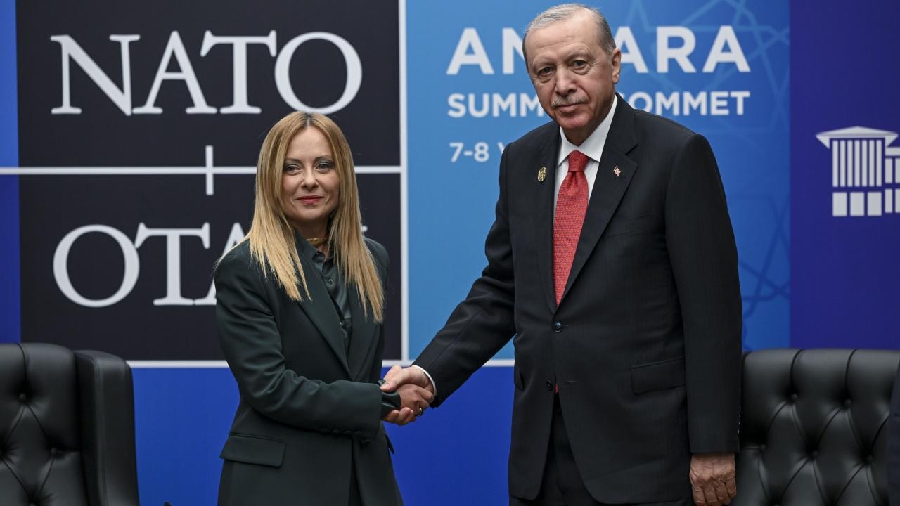 Meloni’den NATO sonrası Trump yanıtı 1 İtalya Başbakanı Giorgia Meloni, Ankara’daki NATO Zirvesi sonrası düzenlediği basın toplantısında hem ittifakın geleceğine hem de Trump ile yaşadığı krize ilişkin mesajlar verdi