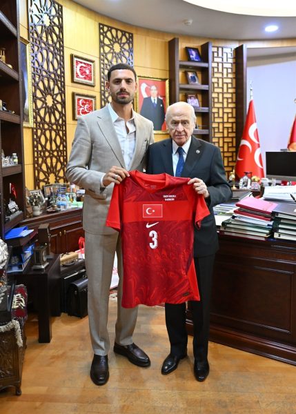 Merih Demiral’dan Devlet Bahçeli’ye ziyaret! 2 A Milli Futbol Takımı oyuncusu Merih Demiral, MHP Genel Başkanı Devlet Bahçeli ile bir araya geldi.