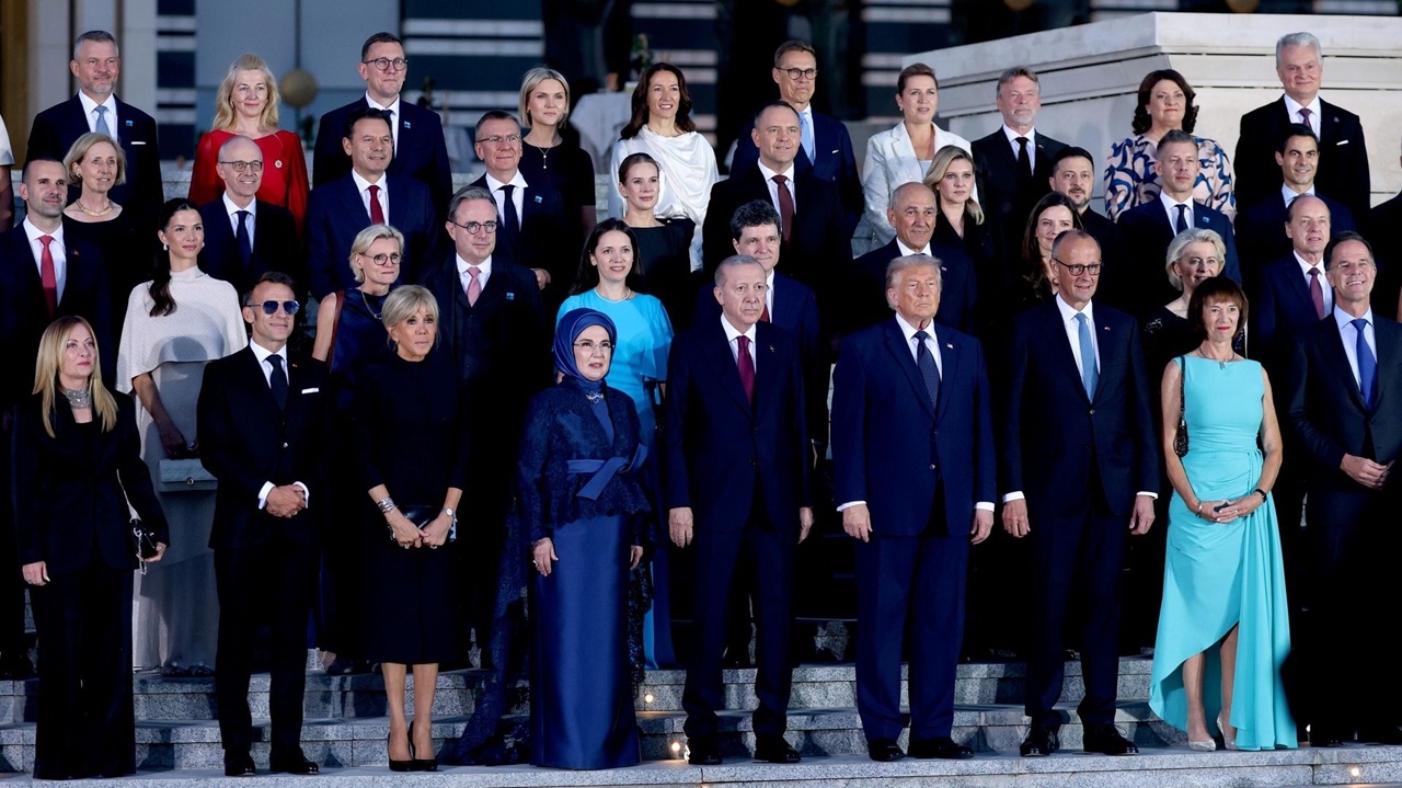 NATO liderlerine akşam yemeği ziyafeti! Menüde yok yok 1 Cumhurbaşkanı Erdoğan ve eşi Emine Erdoğan, NATO Zirvesi için gelen liderler ile eşlerini akşam yemeğinde ağırladı.