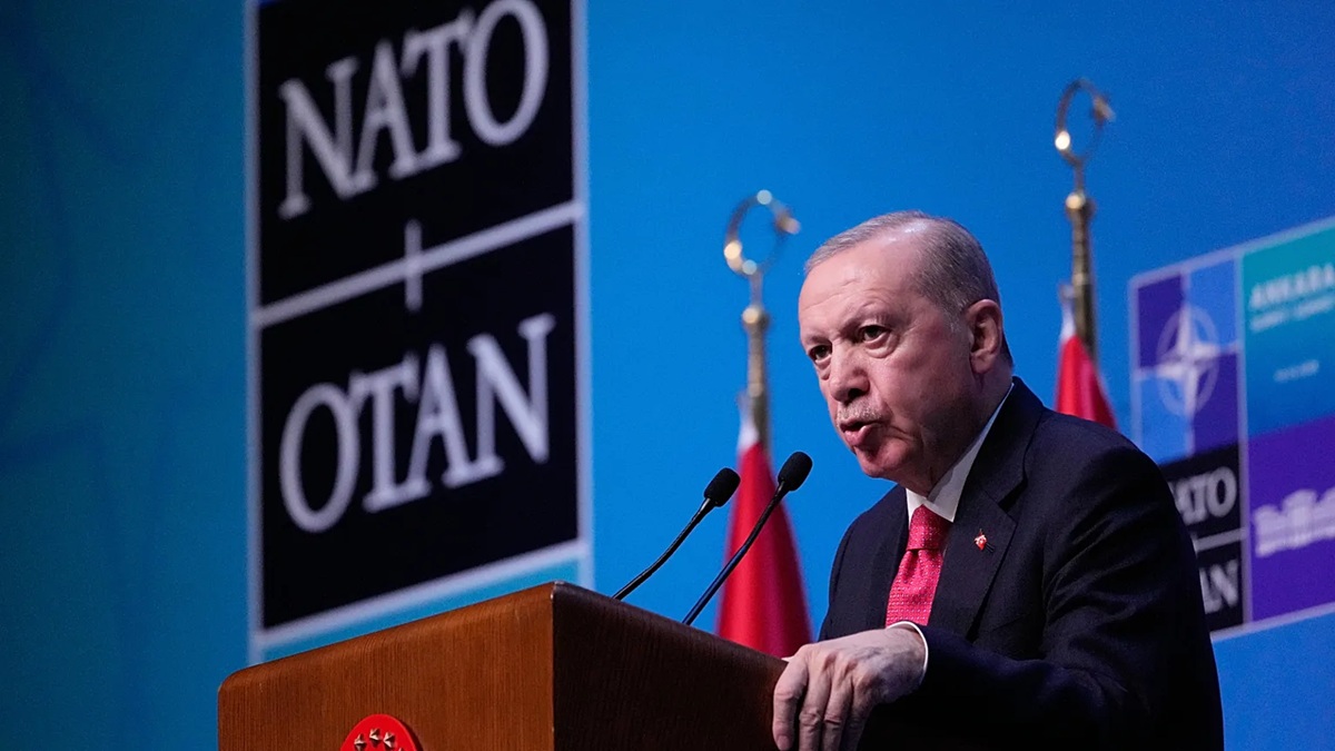 NATO'da gerilimi Cumhurbaşkanı Erdoğan engelledi 1 Ankara’daki NATO Zirvesi, Türkiye-ABD hattında yeni mesajların verildiği bir buluşmaya sahne oldu.