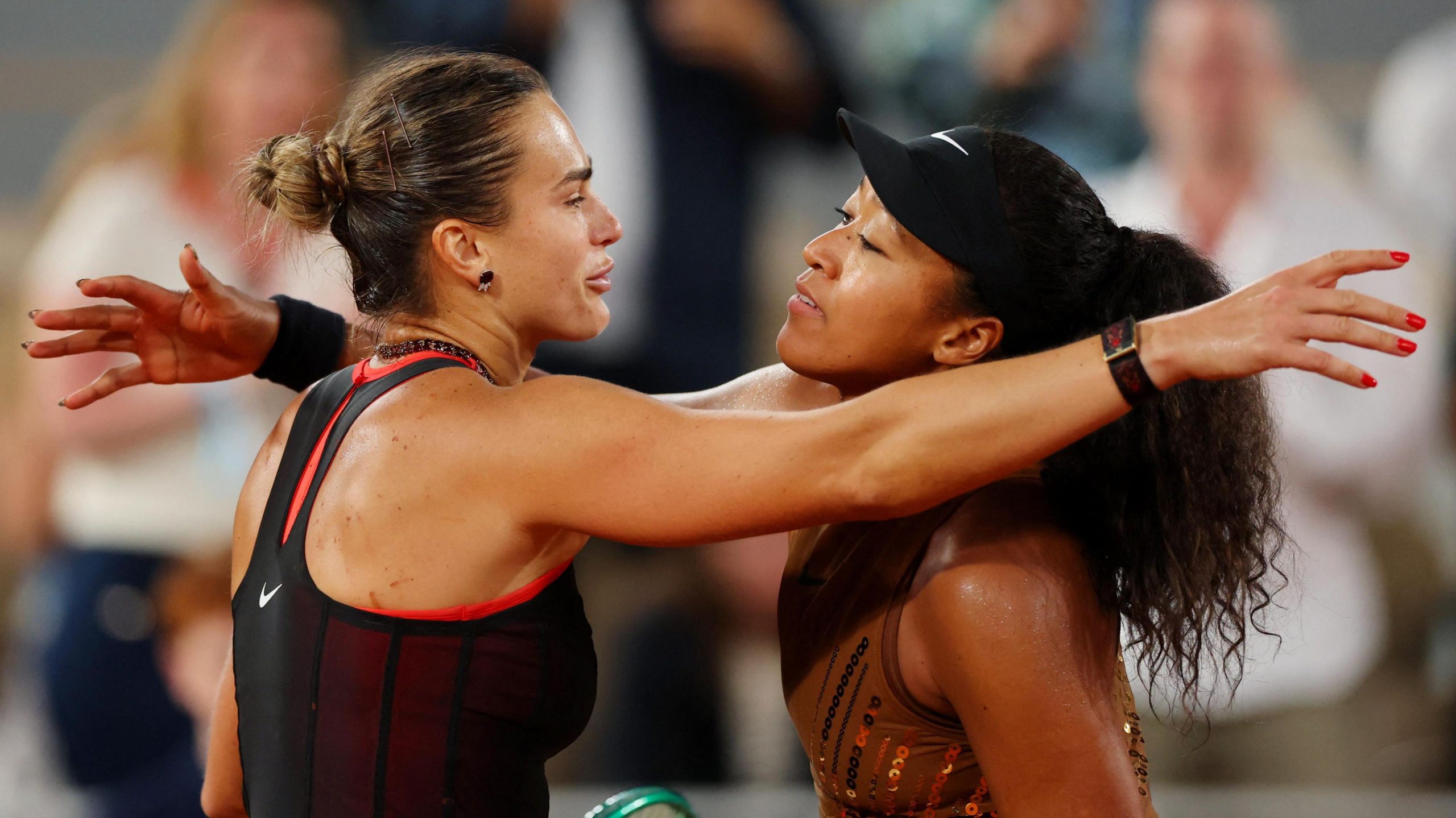Naomi Osaka'dan Wimbledon'da dev sürpriz! 2 Naomi Osaka, Dünya 1 numarası Aryna Sabalenka'yı mağlup ederek turnuvanın en büyük sürprizine imza attı