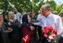 Yurt gezileri programı kapsamında bugün Niğde'ye giden Özgür Özel’i karşılayanlar arasında 100 yaşındaki parti üyesi Müzeyyen Teyze de vardı
