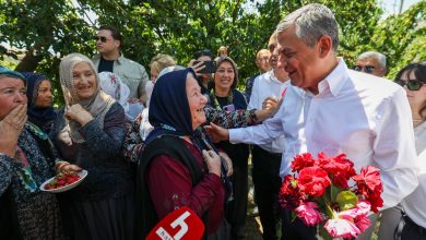 Yurt gezileri programı kapsamında bugün Niğde'ye giden Özgür Özel’i karşılayanlar arasında 100 yaşındaki parti üyesi Müzeyyen Teyze de vardı