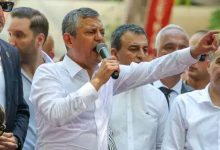 Özgür Özel, kendisine sarılan kadını kenara atan koruma görevlisine çok sert çıkıştı: Balya mı atıyorsun?
