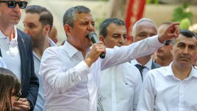 Özgür Özel, kendisine sarılan kadını kenara atan koruma görevlisine çok sert çıkıştı: Balya mı atıyorsun?
