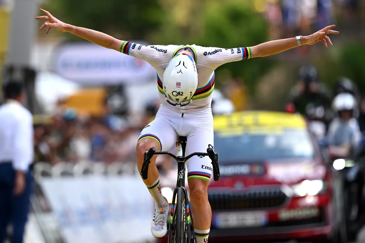 Tadej Pogačar ezip geçti 1 Sloven yıldız Tadej Pogacar, Tour de France'ın daha ilk haftasından 5. zaferine doğru koşmaya başladı