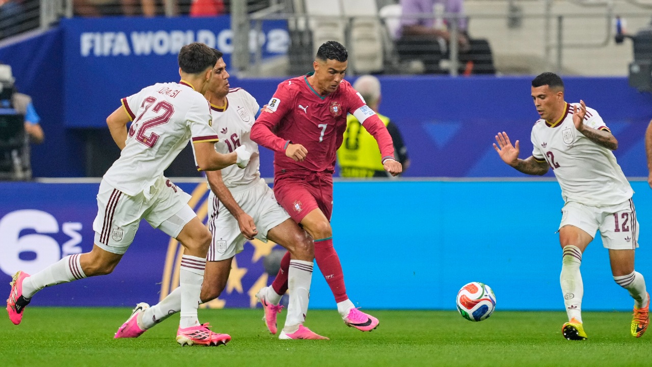 Portekiz son dakika yıkıldı! İspanya 90+1’de çeyrek finale çıktı 1 2026 Dünya Kupası son 16 turunda İspanya, Portekiz’i 90+1’inci dakikada Mikel Merino’nun attığı golle 1-0 mağlup ederek çeyrek finale yükseldi.