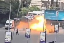 Patlamaların, Fransa Cumhurbaşkanı Emmanuel Macron’un kaldığı otele yakın bir noktada yaşandığı belirtildi.