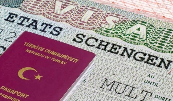 Türk vatandaşlarının Schengen vizesinde yaşadığı randevu, ret ve gecikme sorunları Avrupa Ombudsmanı’na taşındı.