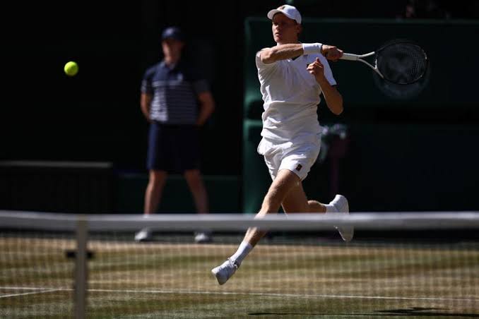 Jannik Sinner Wimbledon'a damga vurdu 2 İtalyan yıldız Jannik Sinner, Alexander Zverev'i mağlup ederek üst üste 2. kez Wimbledon galibi olmayı başardı