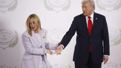 Trump gerilimi sonrası dikkat çeken karar! Meloni ABD resepsiyonunda yok 1 ABD’nin Roma Büyükelçisi Tilman J. Fertitta’nın Villa Taverna’da vereceği Bağımsızlık Günü resepsiyonu, Giorgia Meloni ile Donald Trump arasındaki son gerilimin gölgesinde düzenlenecek.