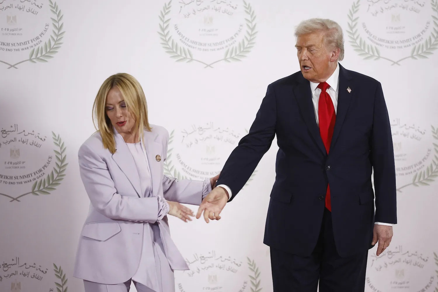 Trump gerilimi sonrası dikkat çeken karar! Meloni ABD resepsiyonunda yok 1 ABD’nin Roma Büyükelçisi Tilman J. Fertitta’nın Villa Taverna’da vereceği Bağımsızlık Günü resepsiyonu, Giorgia Meloni ile Donald Trump arasındaki son gerilimin gölgesinde düzenlenecek.