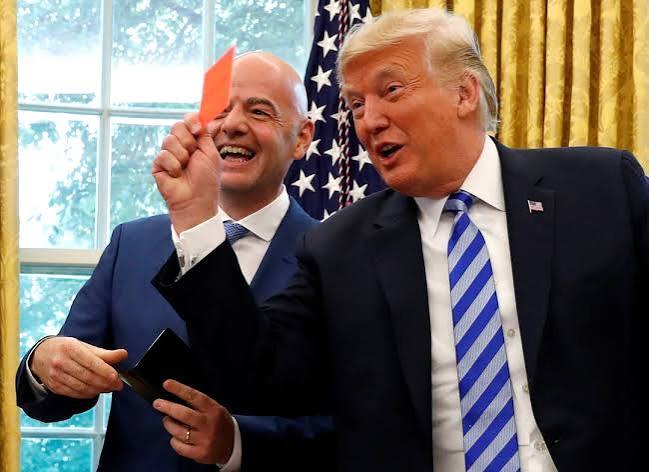 Trump ve Infantino kupaya damga vuruyor 1 Trump ve Infantino ikilisi kupanın önüne çıktı