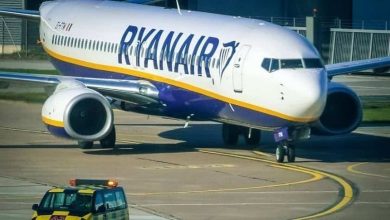 Yunanistan’da inanılmaz olay! Yolcu havada uçaktan fırladı! 1 Yunanistan’ın Selanik kentinden havalanan uçakta patlayan kabin penceresinden fırlayan yolcu mucizevi şekilde eşi tarafından kurtarıldı
