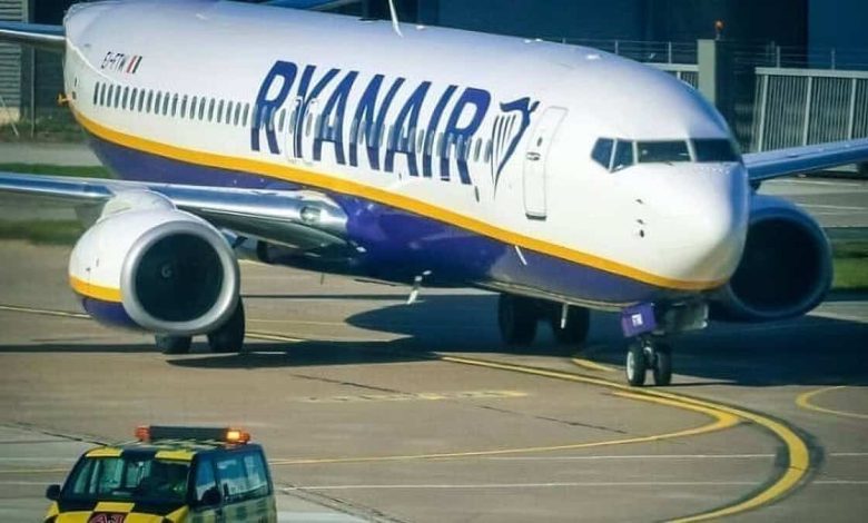 Yunanistan’da inanılmaz olay! Yolcu havada uçaktan fırladı! 32 Yunanistan’ın Selanik kentinden havalanan uçakta patlayan kabin penceresinden fırlayan yolcu mucizevi şekilde eşi tarafından kurtarıldı