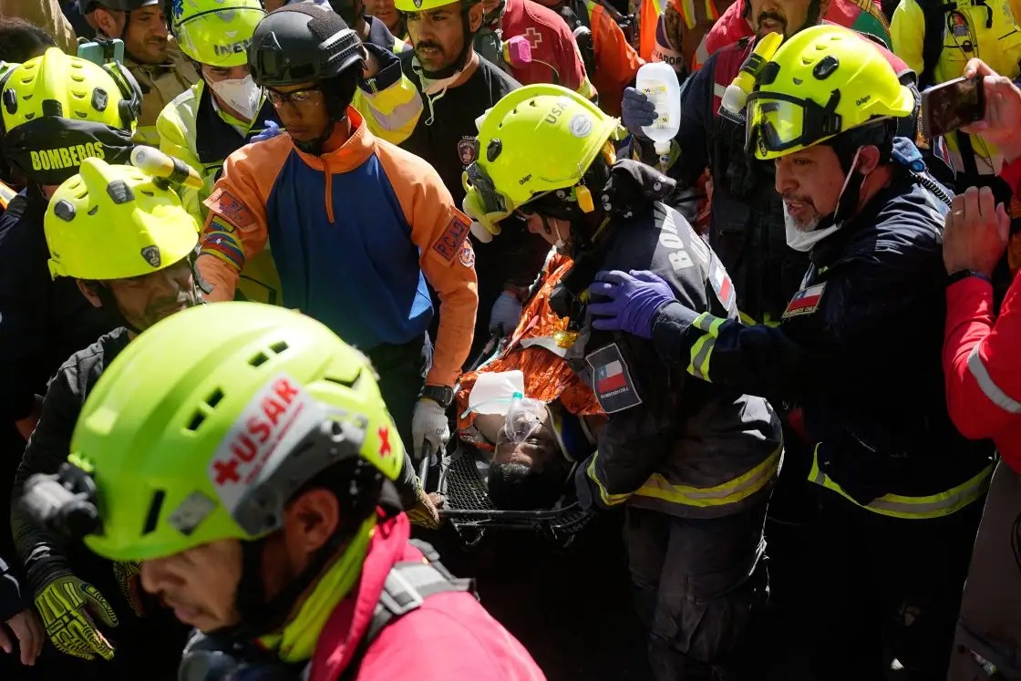 Venezuela depreminden 8 gün sonra güvenlik görevlisi enkazdan sağ çıkarıldı 1 Venezuela’da 24 Haziran’da meydana gelen depremlerde çöken alışveriş merkezinin enkazında kalan güvenlik görevlisi Hernán Alberto Gil Flores, 8 gün sonra sağ kurtarıldı.
